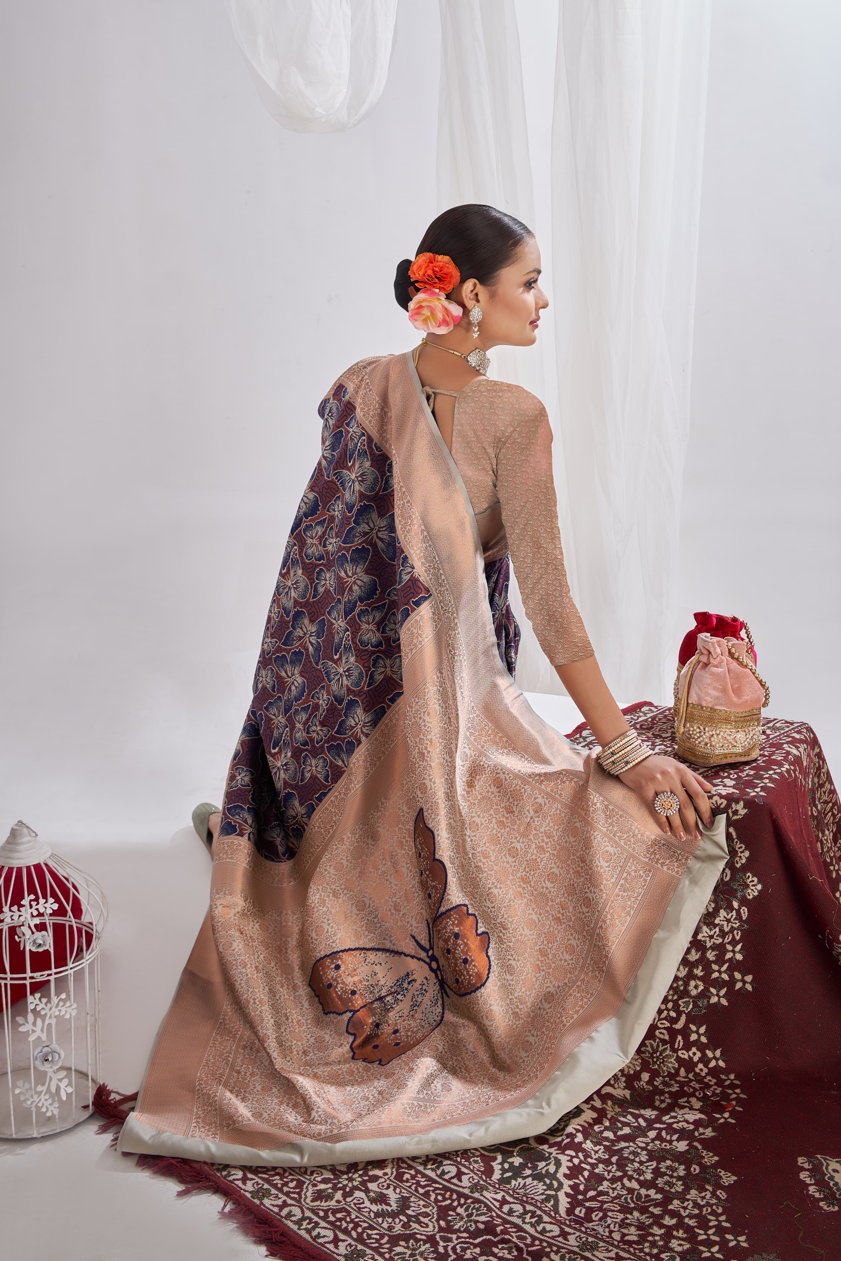 Women Floral Woven Kanjeevaram Saree with Contrast Border