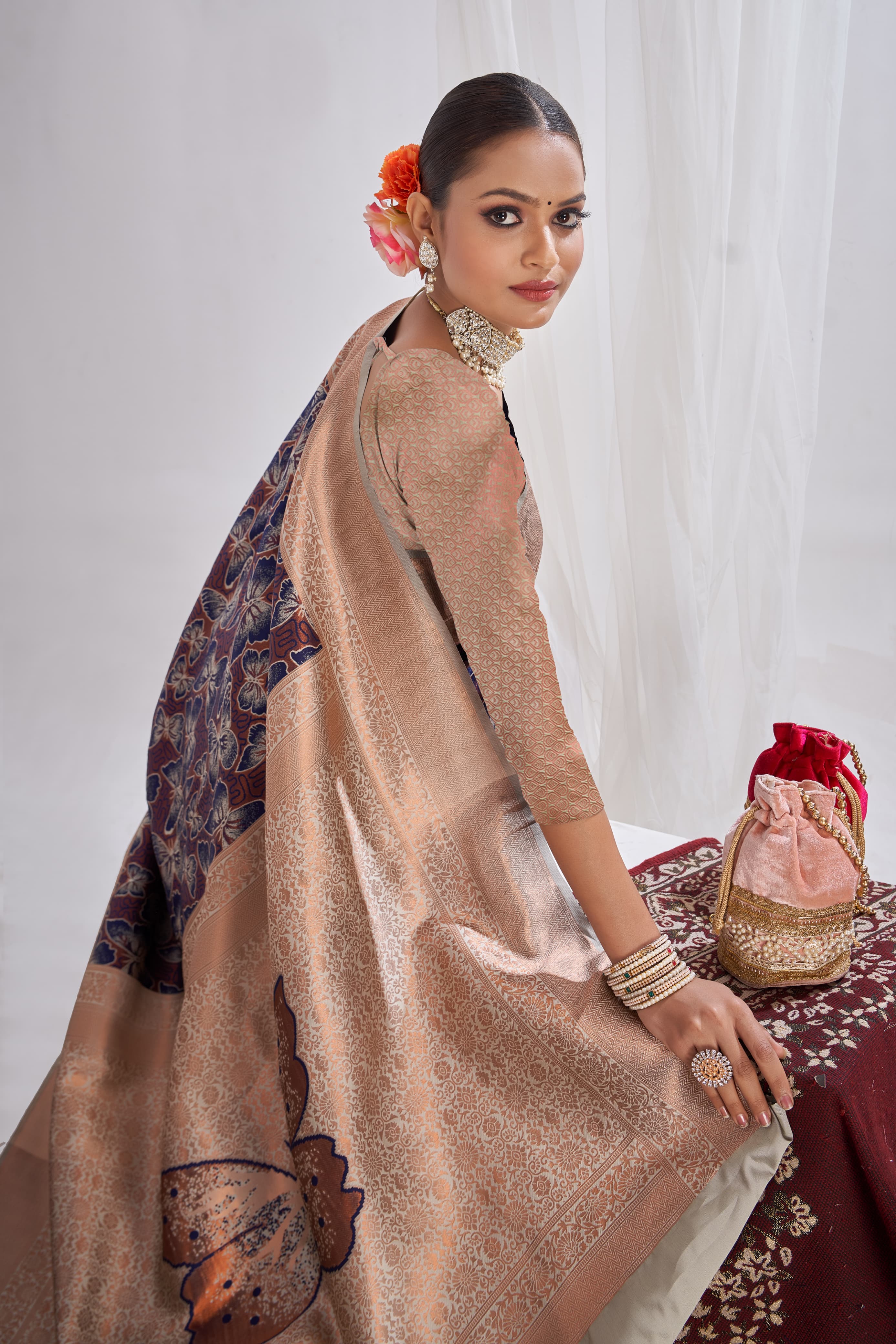Women Floral Woven Kanjeevaram Saree with Contrast Border